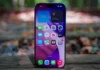 هاتف iPhone 17 يتصدر مبيعات الهواتف عالميا للربع الثاني على التوالي حافظ iPhone 17 على صدارة قائمة الهواتف الذكية الأكثر مبيعًا عالميًا خلال الربع الثاني من عام 2026، مستحوذًا على نحو 6% من إجمالي مبيعات الهواتف الذكية حول العالم، وفق بيانات حديثة من Counterpoint Research. واحتل iPhone 17 Pro Max المركز الثاني، يليه iPhone 17 Pro في المركز الثالث، بينما جاء Samsung Galaxy S26 Ultra في المركز الرابع، ليصبح بذلك هاتف أندرويد الأكثر مبيعًا عالميًا خلال الربع الثاني. آبل وسامسونج تسيطران على قائمة العشرة الأوائل واستحوذت آبل وسامسونج على جميع المراكز العشرة الأولى في القائمة، بواقع خمسة هواتف لكل شركة، فيما مثلت هذه الأجهزة مجتمعة 26% من إجمالي مبيعات الهواتف الذكية عالميًا، بزيادة نقطتين مئويتين مقارنة بالفترة نفسها من العام الماضي. وسجلت آبل نموًا في المبيعات بنسبة 5% على أساس سنوي خلال الربع الثاني، رغم تراجع السوق العالمي ككل، مدفوعة بأداء قوي في الهند واليابان والشرق الأوسط وإفريقيا، إلى جانب اقتراب مبيعاتها في كوريا الجنوبية من الضعف. لماذا يحقق iPhone 17 هذه المبيعات؟ وساعدت الترقيات التي حصل عليها iPhone 17 الأساسي في تقليص الفجوة بينه وبين إصدارات Pro، ما جعله أكثر جاذبية للمستخدمين الباحثين عن هاتف رائد دون الانتقال إلى الفئات الأعلى سعرًا. واستفادت إصدارات iPhone 17 Pro وPro Max بدورها من استمرار الطلب على الهواتف الفاخرة، إلى جانب برامج استبدال الأجهزة القديمة والعروض الترويجية وخيارات التقسيط التي ساعدت على خفض تكلفة الترقية. Galaxy S26 Ultra يحقق نتيجة تاريخية لأندرويد وسجل Galaxy S26 Ultra أفضل أداء بين هواتف سامسونج خلال الفترة، إذ أصبح أول هاتف أندرويد من الفئة فائقة السعر يتصدر مبيعات هواتف أندرويد خلال ربع ثانٍ من العام. كما مثل أكثر من نصف مبيعات سلسلة Galaxy S26. وحافظت هواتف Galaxy A الاقتصادية والمتوسطة أيضًا على حضور قوي في القائمة، مستفيدة من أسعارها وتوفرها الواسع، إلى جانب فترات الدعم البرمجي الطويلة التي تصل إلى ست سنوات أو أكثر في الطرازات الموجودة ضمن قائمة العشرة الأوائل. السوق يتراجع 11% وتراجعت مبيعات الهواتف الذكية عالميًا بنسبة 11% خلال الربع الثاني من 2026، في ظل استمرار أزمة نقص ذاكرة RAM وارتفاع تكاليف المكونات، ما دفع الشركات إلى التركيز أكثر على الهواتف الأعلى ربحية والطرازات الأكثر طلبًا. ومع ذلك، واصلت آبل وسامسونج تعزيز حضورهما في السوق، بينما بقي iPhone 17 في الصدارة للربع الثاني على التوالي، بعد أن احتل المركز الأول أيضًا خلال الربع الأول من 2026.