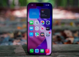 هاتف iPhone 17 يتصدر مبيعات الهواتف عالميا للربع الثاني على التوالي حافظ iPhone 17 على صدارة قائمة الهواتف الذكية الأكثر مبيعًا عالميًا خلال الربع الثاني من عام 2026، مستحوذًا على نحو 6% من إجمالي مبيعات الهواتف الذكية حول العالم، وفق بيانات حديثة من Counterpoint Research. واحتل iPhone 17 Pro Max المركز الثاني، يليه iPhone 17 Pro في المركز الثالث، بينما جاء Samsung Galaxy S26 Ultra في المركز الرابع، ليصبح بذلك هاتف أندرويد الأكثر مبيعًا عالميًا خلال الربع الثاني. آبل وسامسونج تسيطران على قائمة العشرة الأوائل واستحوذت آبل وسامسونج على جميع المراكز العشرة الأولى في القائمة، بواقع خمسة هواتف لكل شركة، فيما مثلت هذه الأجهزة مجتمعة 26% من إجمالي مبيعات الهواتف الذكية عالميًا، بزيادة نقطتين مئويتين مقارنة بالفترة نفسها من العام الماضي. وسجلت آبل نموًا في المبيعات بنسبة 5% على أساس سنوي خلال الربع الثاني، رغم تراجع السوق العالمي ككل، مدفوعة بأداء قوي في الهند واليابان والشرق الأوسط وإفريقيا، إلى جانب اقتراب مبيعاتها في كوريا الجنوبية من الضعف. لماذا يحقق iPhone 17 هذه المبيعات؟ وساعدت الترقيات التي حصل عليها iPhone 17 الأساسي في تقليص الفجوة بينه وبين إصدارات Pro، ما جعله أكثر جاذبية للمستخدمين الباحثين عن هاتف رائد دون الانتقال إلى الفئات الأعلى سعرًا. واستفادت إصدارات iPhone 17 Pro وPro Max بدورها من استمرار الطلب على الهواتف الفاخرة، إلى جانب برامج استبدال الأجهزة القديمة والعروض الترويجية وخيارات التقسيط التي ساعدت على خفض تكلفة الترقية. Galaxy S26 Ultra يحقق نتيجة تاريخية لأندرويد وسجل Galaxy S26 Ultra أفضل أداء بين هواتف سامسونج خلال الفترة، إذ أصبح أول هاتف أندرويد من الفئة فائقة السعر يتصدر مبيعات هواتف أندرويد خلال ربع ثانٍ من العام. كما مثل أكثر من نصف مبيعات سلسلة Galaxy S26. وحافظت هواتف Galaxy A الاقتصادية والمتوسطة أيضًا على حضور قوي في القائمة، مستفيدة من أسعارها وتوفرها الواسع، إلى جانب فترات الدعم البرمجي الطويلة التي تصل إلى ست سنوات أو أكثر في الطرازات الموجودة ضمن قائمة العشرة الأوائل. السوق يتراجع 11% وتراجعت مبيعات الهواتف الذكية عالميًا بنسبة 11% خلال الربع الثاني من 2026، في ظل استمرار أزمة نقص ذاكرة RAM وارتفاع تكاليف المكونات، ما دفع الشركات إلى التركيز أكثر على الهواتف الأعلى ربحية والطرازات الأكثر طلبًا. ومع ذلك، واصلت آبل وسامسونج تعزيز حضورهما في السوق، بينما بقي iPhone 17 في الصدارة للربع الثاني على التوالي، بعد أن احتل المركز الأول أيضًا خلال الربع الأول من 2026.