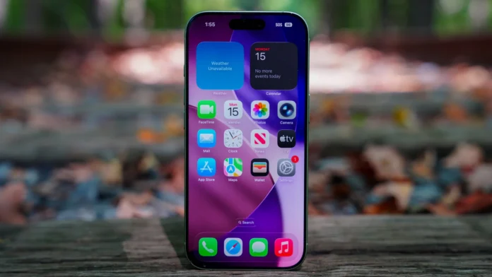 حافظ iPhone 17 على صدارة قائمة الهواتف الذكية الأكثر مبيعًا عالميًا خلال الربع الثاني من عام 2026، مستحوذًا على نحو 6% من إجمالي مبيعات الهواتف الذكية حول العالم، وفق بيانات حديثة من Counterpoint Research. واحتل iPhone 17 Pro Max المركز الثاني، يليه iPhone 17 Pro في المركز الثالث، بينما جاء Samsung Galaxy S26 Ultra في المركز الرابع، ليصبح بذلك هاتف أندرويد الأكثر مبيعًا عالميًا خلال الربع الثاني. آبل وسامسونج تسيطران على قائمة العشرة الأوائل واستحوذت آبل وسامسونج على جميع المراكز العشرة الأولى في القائمة، بواقع خمسة هواتف لكل شركة، فيما مثلت هذه الأجهزة مجتمعة 26% من إجمالي مبيعات الهواتف الذكية عالميًا، بزيادة نقطتين مئويتين مقارنة بالفترة نفسها من العام الماضي. وسجلت آبل نموًا في المبيعات بنسبة 5% على أساس سنوي خلال الربع الثاني، رغم تراجع السوق العالمي ككل، مدفوعة بأداء قوي في الهند واليابان والشرق الأوسط وإفريقيا، إلى جانب اقتراب مبيعاتها في كوريا الجنوبية من الضعف. لماذا يحقق iPhone 17 هذه المبيعات؟ وساعدت الترقيات التي حصل عليها iPhone 17 الأساسي في تقليص الفجوة بينه وبين إصدارات Pro، ما جعله أكثر جاذبية للمستخدمين الباحثين عن هاتف رائد دون الانتقال إلى الفئات الأعلى سعرًا. واستفادت إصدارات iPhone 17 Pro وPro Max بدورها من استمرار الطلب على الهواتف الفاخرة، إلى جانب برامج استبدال الأجهزة القديمة والعروض الترويجية وخيارات التقسيط التي ساعدت على خفض تكلفة الترقية. Galaxy S26 Ultra يحقق نتيجة تاريخية لأندرويد وسجل Galaxy S26 Ultra أفضل أداء بين هواتف سامسونج خلال الفترة، إذ أصبح أول هاتف أندرويد من الفئة فائقة السعر يتصدر مبيعات هواتف أندرويد خلال ربع ثانٍ من العام. كما مثل أكثر من نصف مبيعات سلسلة Galaxy S26. وحافظت هواتف Galaxy A الاقتصادية والمتوسطة أيضًا على حضور قوي في القائمة، مستفيدة من أسعارها وتوفرها الواسع، إلى جانب فترات الدعم البرمجي الطويلة التي تصل إلى ست سنوات أو أكثر في الطرازات الموجودة ضمن قائمة العشرة الأوائل. السوق يتراجع 11% وتراجعت مبيعات الهواتف الذكية عالميًا بنسبة 11% خلال الربع الثاني من 2026، في ظل استمرار أزمة نقص ذاكرة RAM وارتفاع تكاليف المكونات، ما دفع الشركات إلى التركيز أكثر على الهواتف الأعلى ربحية والطرازات الأكثر طلبًا. ومع ذلك، واصلت آبل وسامسونج تعزيز حضورهما في السوق، بينما بقي iPhone 17 في الصدارة للربع الثاني على التوالي، بعد أن احتل المركز الأول أيضًا خلال الربع الأول من 2026.